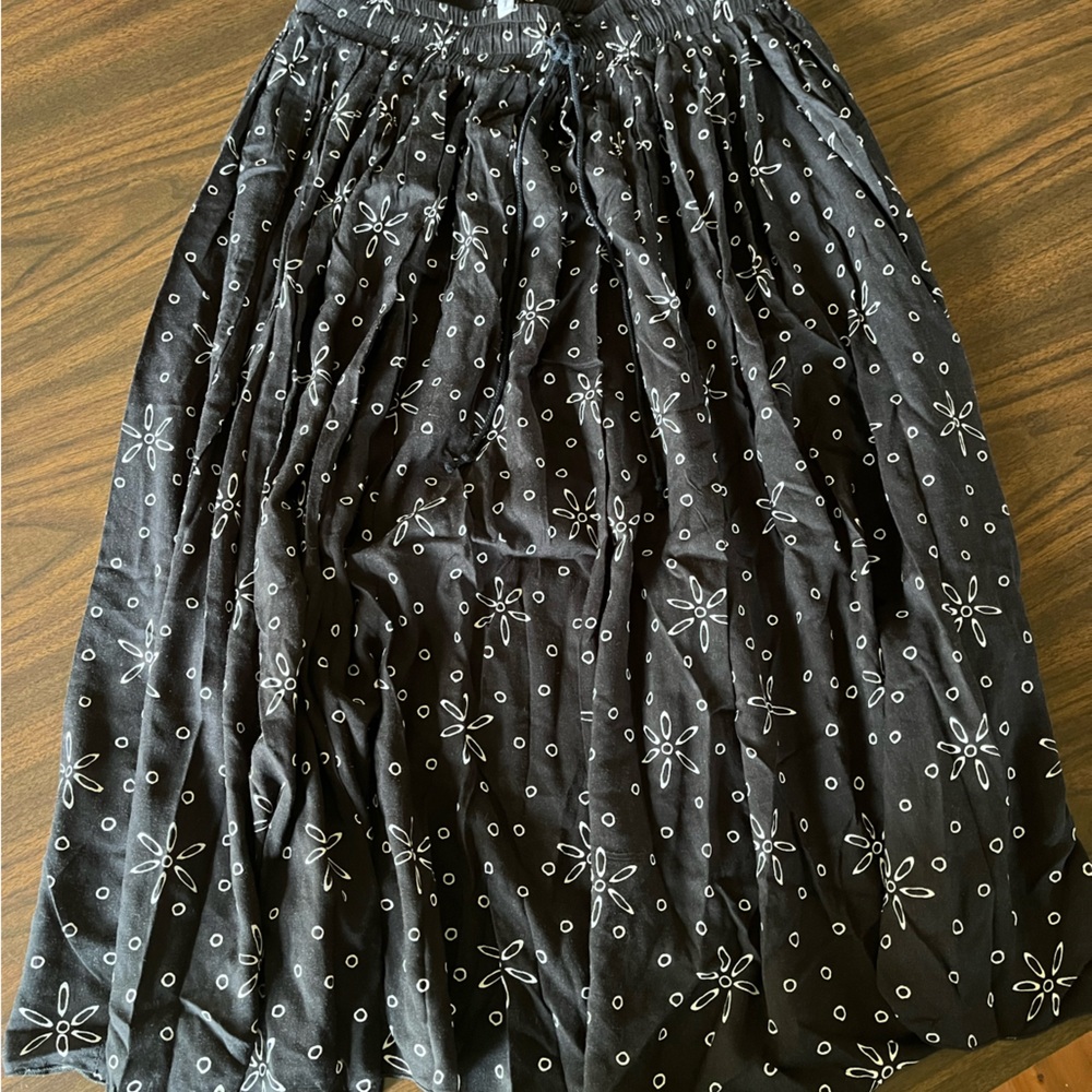 Floral flowy black and white midi skirt medium